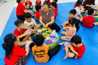 Trường mầm non Thanh Tuyền cho trẻ trải nghiệm tết Hàn Thực